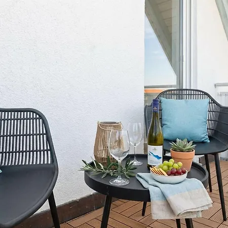 Seebalance Mit Alpenpanorama