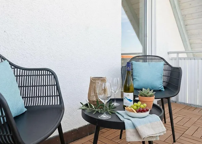 Seebalance Mit Alpenpanorama